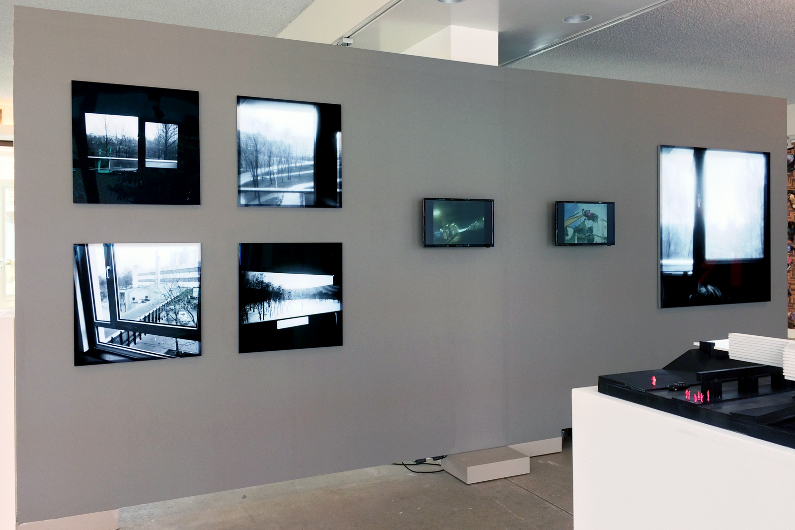 Bijlmer Jaren 1989-1997, Koningshoef 6, collaboration with Thérèse Zoekende, h 60 cm x w 60 cm-pinhole foto op lightbox door internationaal hedendaags beeldend kunstenaar Patrick Koster in samenwerking met internationaal hedendaags beeldend kunstenaar Thérèse Zoekende-beide kunstenaars wonen en werken in Amsterdam-Nederland-pinhole photo on lightbox by international contemporary visual artist Patrick Koster in collaboration with international contemporary visual artist Thérèse Seeking-both artists live and work in Amsterdam-the Netherlands-sténopé photo sur lightbox par l'artiste visuel contemporain international Patrick Koster en collaboration avec l'artiste visuelle contemporaine internationale Thérèse Cherchant-les deux artistes vivent et travaillent à Amsterdam-Pays-Bas-foto estenopeica en caja de luz del artista visual contemporáneo internacional Patrick Koster en colaboración con la artista visual contemporánea internacional Thérèse Seeking, ambos artistas viven y trabajan en Amsterdam, Países Bajos-Lochfoto auf Leuchtkasten des internationalen zeitgenössischen bildenden Künstlers Patrick Koster in Zusammenarbeit mit der internationalen zeitgenössischen bildenden Künstlerin Thérèse Seeking - beide Künstler leben und arbeiten in Amsterdam, Niederlande-国际当代视觉艺术家Patrick Koster与国际当代视觉艺术家Thérèse合作在灯箱上的针孔照片-国際的な現代ビジュアルアーティストであるパトリックコスターによるライトボックス上のピンホール写真と国際的な現代ビジュアルアーティストであるテレスとのコラボレーション-фотография-обскура на лайтбоксе международного современного визуального художника Патрика Костера в сотрудничестве с международным современным визуальным художником Терезой Сикинг - оба художника живут и работают в Амстердаме, Нидерланды