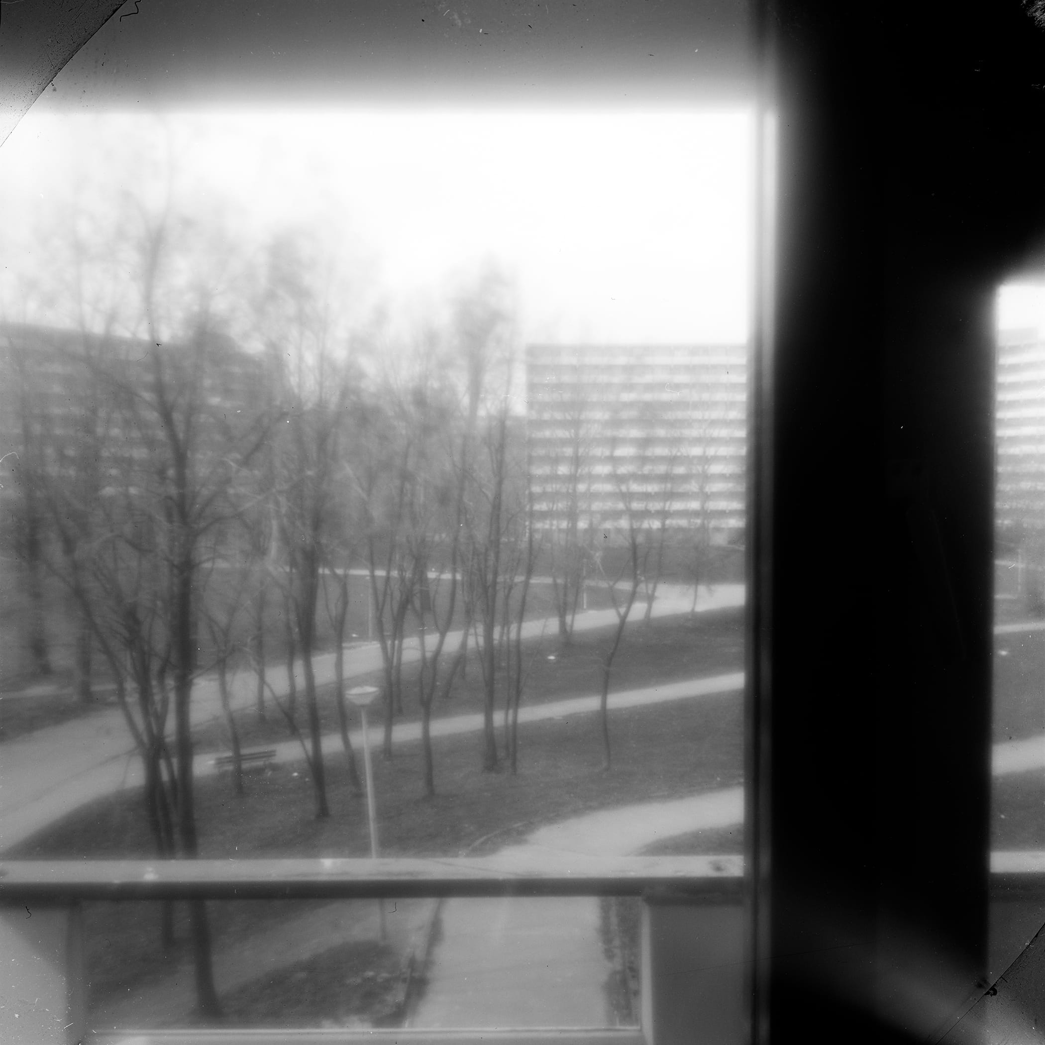 Bijlmer Jaren 1989-1997, Koningshoef 6, collaboration with Thérèse Zoekende, h 120 cm x w 120 cm-pinhole foto op lightbox door internationaal hedendaags beeldend kunstenaar Patrick Koster in samenwerking met internationaal hedendaags beeldend kunstenaar Thérèse Zoekende-beide kunstenaars wonen en werken in Amsterdam-Nederland-pinhole photo on lightbox by international contemporary visual artist Patrick Koster in collaboration with international contemporary visual artist Thérèse Seeking-both artists live and work in Amsterdam-the Netherlands-sténopé photo sur lightbox par l'artiste visuel contemporain international Patrick Koster en collaboration avec l'artiste visuelle contemporaine internationale Thérèse Cherchant-les deux artistes vivent et travaillent à Amsterdam-Pays-Bas-foto estenopeica en caja de luz del artista visual contemporáneo internacional Patrick Koster en colaboración con la artista visual contemporánea internacional Thérèse Seeking, ambos artistas viven y trabajan en Amsterdam, Países Bajos-Lochfoto auf Leuchtkasten des internationalen zeitgenössischen bildenden Künstlers Patrick Koster in Zusammenarbeit mit der internationalen zeitgenössischen bildenden Künstlerin Thérèse Seeking - beide Künstler leben und arbeiten in Amsterdam, Niederlande-国际当代视觉艺术家Patrick Koster与国际当代视觉艺术家Thérèse合作在灯箱上的针孔照片-国際的な現代ビジュアルアーティストであるパトリックコスターによるライトボックス上のピンホール写真と国際的な現代ビジュアルアーティストであるテレスとのコラボレーション-фотография-обскура на лайтбоксе международного современного визуального художника Патрика Костера в сотрудничестве с международным современным визуальным художником Терезой Сикинг - оба художника живут и работают в Амстердаме, Нидерланды